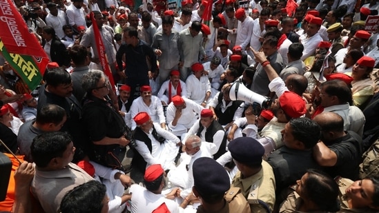 Police halts Samajwadi Party legislators' march, prompting party boss and former chief minister Akhilesh Yadav to sit on dharna.(Deepak Gupta/HT)