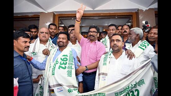 Jharkhand chief minister Hemant Soren being greeted after the approval of 1932 domicile policy in Ranchi on September 14. (ANI) Jharkhand chief minister Hemant Soren being greeted after the approval of 1932 domicile policy in Ranchi on September 14. (ANI)