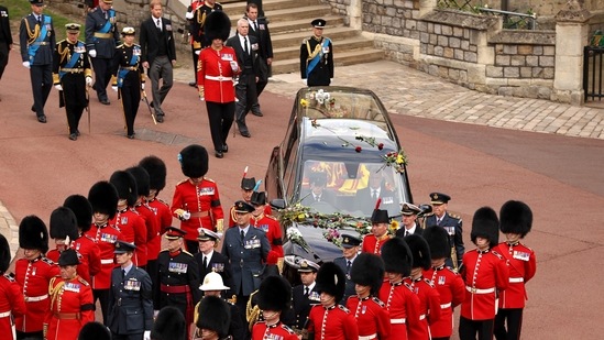 The Royal State Hearse carrying the coffin of Queen Elizabeth II arrives at Windsor Castle for the Committal Service for Queen Elizabeth II in Windsor, England. (Ryan Pierse/Pool via REUTERS)