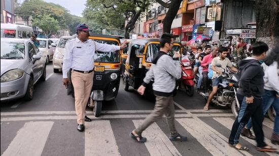 A team of over ten traffic police officials from Shivajinagar traffic branch led by assistant police inspector Amit Ghule swung into action and cleared traffic on JM road, starting Bal Gandharva Chowk up to Deccan Chowk. (HT PHOTO)