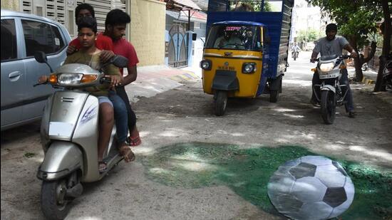The Karnataka high court directed the BBMP to fill potholes on major roads in Bengaluru within 10 days. (Agencies)