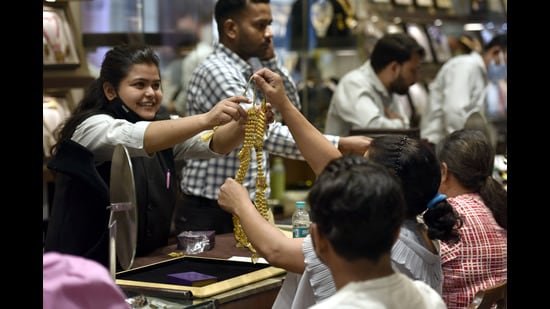 If the festival stimulus is strong, analysts tend to be more optimistic about the year ahead. If not, sales and consumption forecasts are revised downward (SUNIL GHOSH/HT PHOTO)