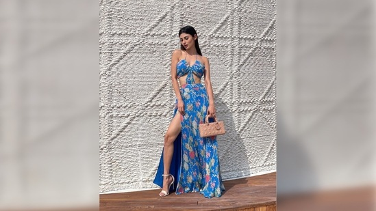 Mouni Roy teamed her look with a peach handbag and nude square-toe stilettoes.(Instagram/@imouniroy)