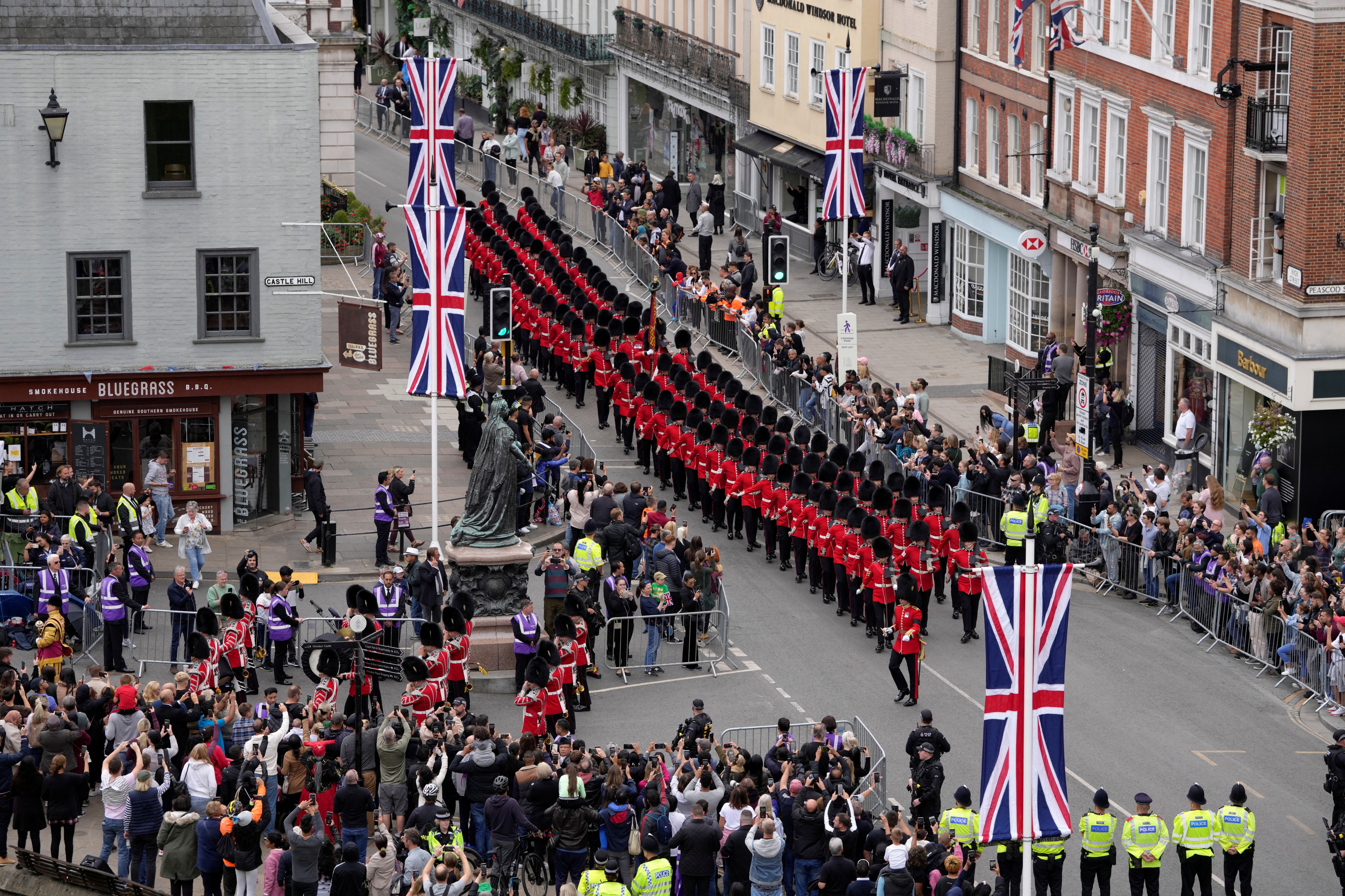 Royal Grenadier guards march towards Windsor Castle in anticipation of the arrival of the coffin of Queen Elizabeth II. (Kirsty Wigglesworth/Pool via REUTERS)