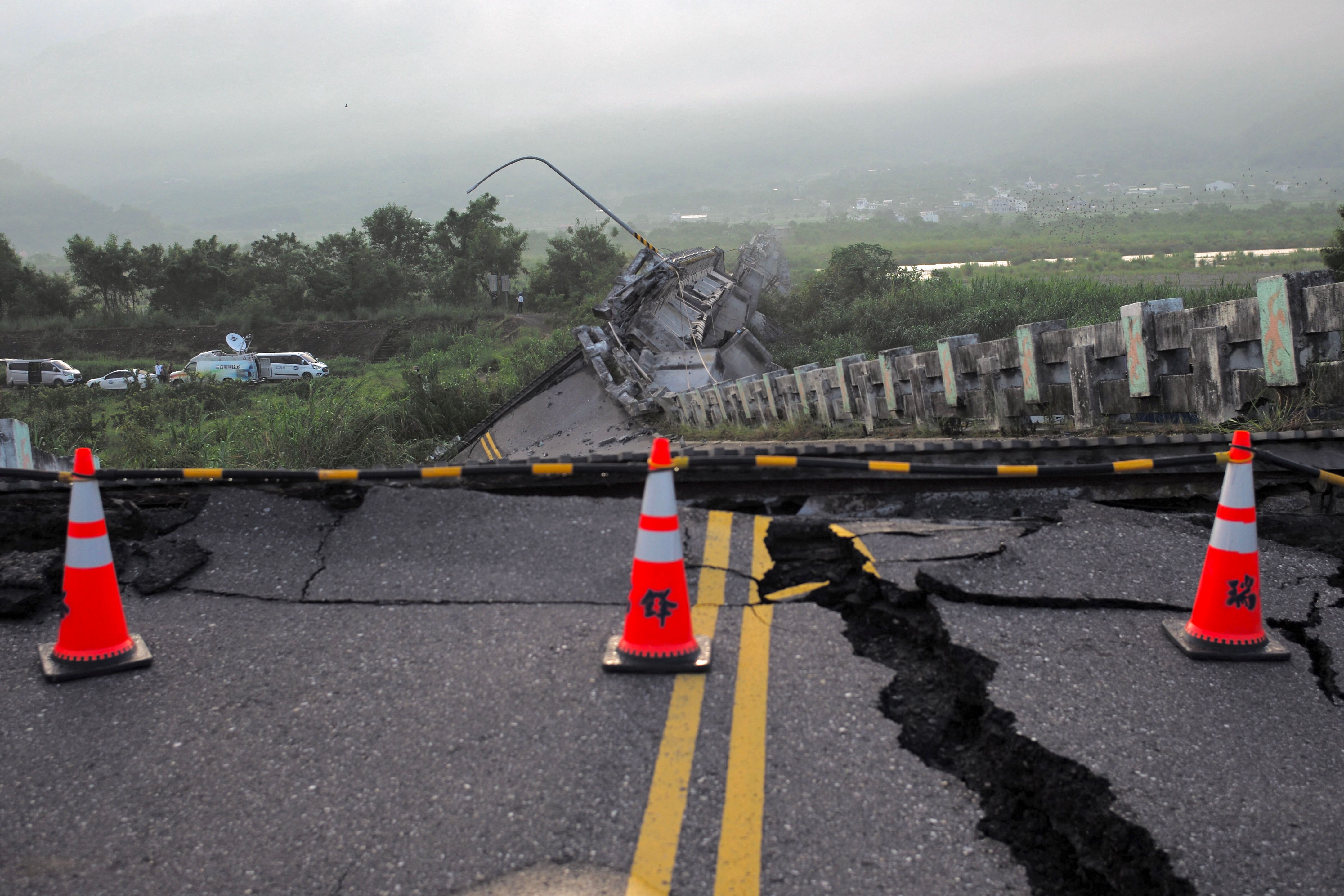 Taiwan earthquake ತೈವಾನ್ ನಲ್ಲಿ ಪ್ರಬಲ ಭೂಕಂಪ; ಕುಸಿದು ಬಿದ್ದ ಕಟ್ಟಡ