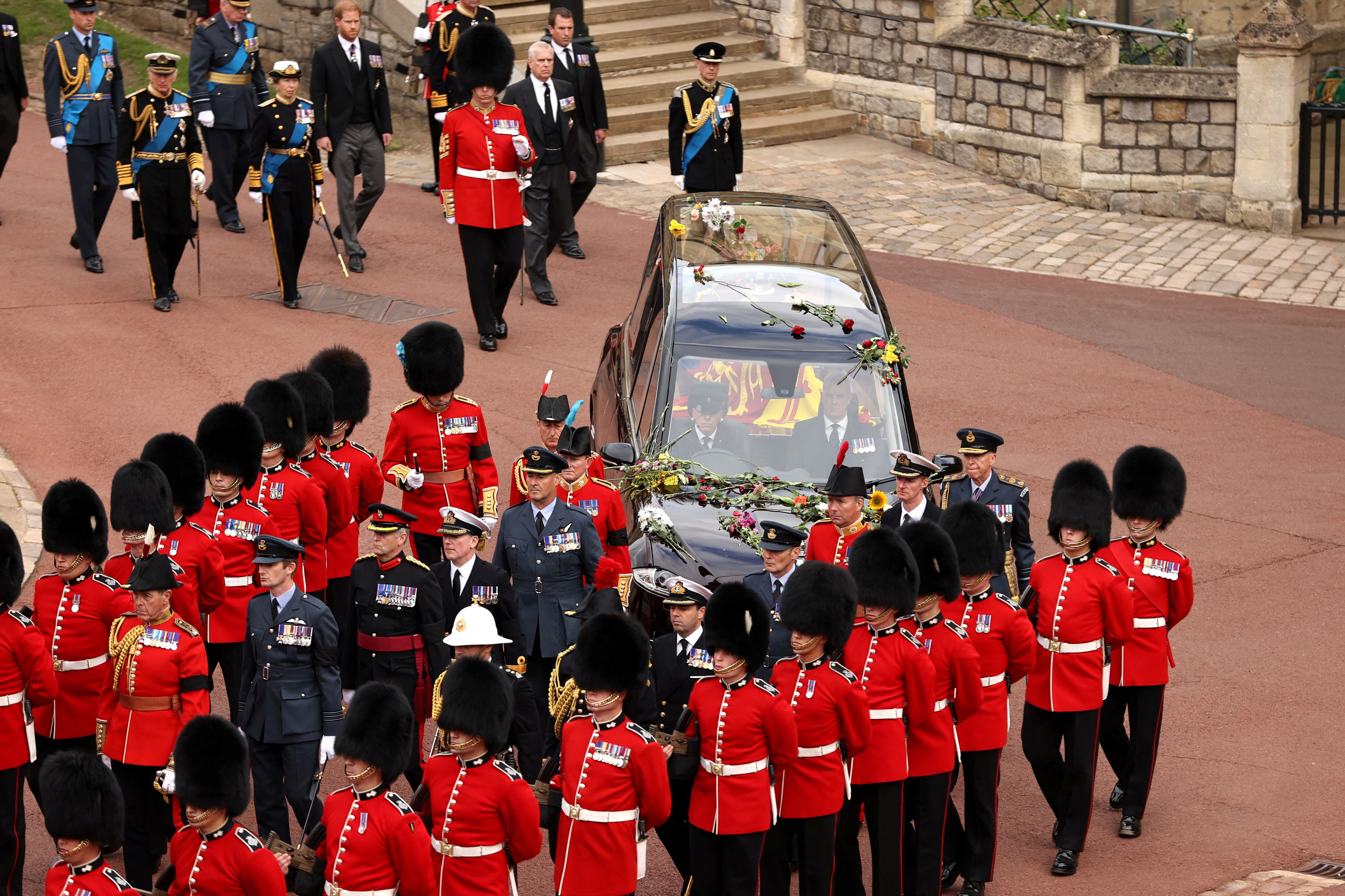 The Royal State Hearse carrying the coffin of Queen Elizabeth II arrives at Windsor Castle for the Committal Service for Queen Elizabeth II in Windsor, England. (Ryan Pierse/Pool via REUTERS)