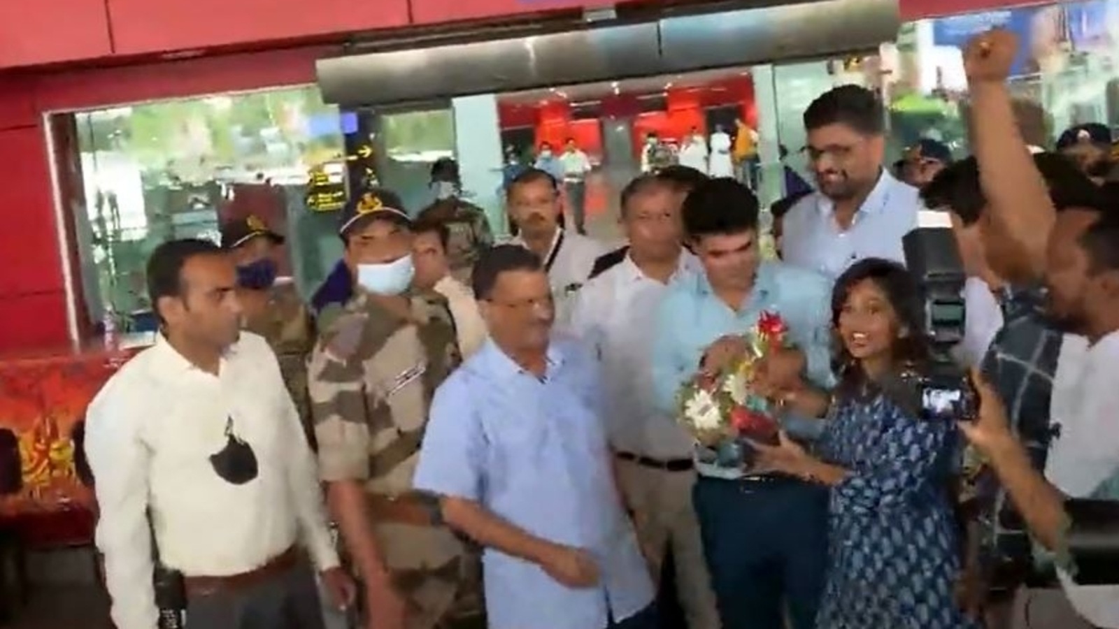 In Vadodara for town hall, Kejriwal greeted with Modi chants