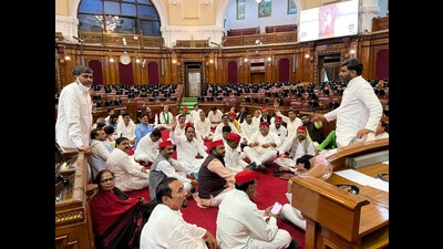 SP legislators staging a dharna on the well of the house in U.P. assembly on Tuesday. (HT photo) SP legislators staging a dharna on the well of the house in U.P. assembly on Tuesday. (HT photo)