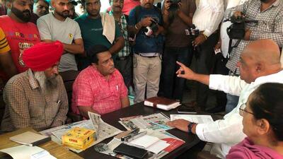 MLA Gurpreet Gogi interacting with a member of autorickshaw union at his office in Ghumar Mandi in Ludhiana. Stating that even after six months of AAP-led government in the state, drivers said the party has not been able to fulfil its promises, including yellow line/parking area on roads, issuance of driving licences for autorickshaws, waiving off hefty fines imposed on the autorickshaw drivers in the past etc. (Harvinder Singh/HT)