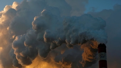Smoke and steam billows from Belchatow Power Station, Europe's largest coal-fired power plant operated by PGE Group, near Belchatow, Poland November 28, 2018. (REUTERS)