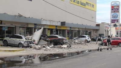 Vehicles damaged by the collapse of the facade of a department store during an earthquake, in Manzanillo, Mexico.&nbsp; (REUTERS)