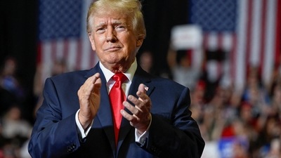 Queen Elizabeth II's Funeral: Former U.S. president Donald Trump speaks during a rally. (Reuters)