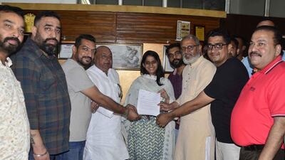 BJP state vice-president Parveen Bansal submitting a memorandum to MC commissioner Shena Aggarwal seeking no upper-age limit for regularisation of MC employees in Ludhiana. (Harvinder Singh/HT)
