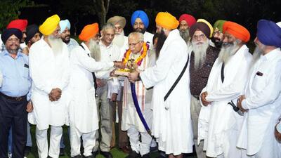Chief minister Manohar Lal Khattar congratulating a delegation of Haryana Sikh Gurdwara Management Committee led by Baljit Singh Daduwal on Tuesday. (HT Photo) Chief minister Manohar Lal Khattar congratulating a delegation of Haryana Sikh Gurdwara Management Committee led by Baljit Singh Daduwal on Tuesday. (HT Photo)