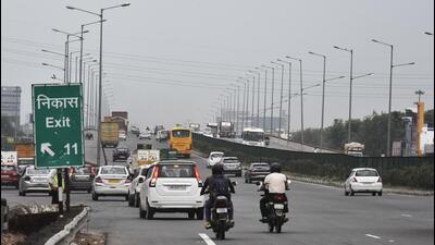 The construction of the eight-lane HHC flyover commenced in November 2014. The Delhi-Jaipur carriageway first opened in March 2017, while the rest of the flyover opened to traffic months later. (Vipin Kumar/HT Photo) The construction of the eight-lane HHC flyover commenced in November 2014. The Delhi-Jaipur carriageway first opened in March 2017, while the rest of the flyover opened to traffic months later. (Vipin Kumar/HT Photo)