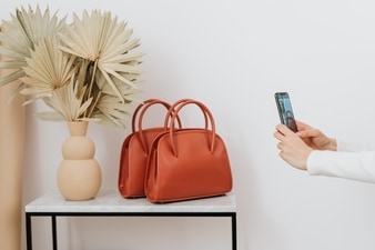 Handbags for women make for a cool fashion accessory. (Pexels)