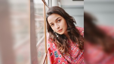 The kaftan features an embellished neckline and it comes with matching straight pants. This is the perfect outfit for mehendi parties or pujas. It is not just comfy but also very trendy and stylish. (Instagram/@aliaabhatt) The kaftan features an embellished neckline and it comes with matching straight pants. This is the perfect outfit for mehendi parties or pujas. It is not just comfy but also very trendy and stylish. (Instagram/@aliaabhatt)