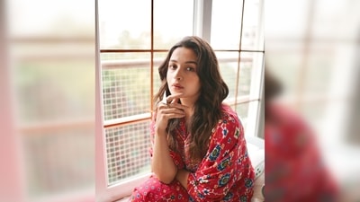 Alia Bhatt gets her maternity fashion on point as she steps out with her husband Ranbir Kapoor in this pink kaftan kurta set. (Instagram/@aliaabhatt) Alia Bhatt gets her maternity fashion on point as she steps out with her husband Ranbir Kapoor in this pink kaftan kurta set. (Instagram/@aliaabhatt)