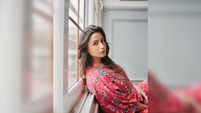 Alia Bhatt's outfit is from the collection of designer Sonam Luthria and is worth <span class='webrupee'>₹</span>16,500, as per the official website of the label. (Instagram/@aliaabhatt) Alia Bhatt's outfit is from the collection of designer Sonam Luthria and is worth <span class='webrupee'>₹</span>16,500, as per the official website of the label. (Instagram/@aliaabhatt)