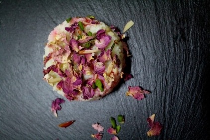 Aloo Aur Gulab Ka Halwa Aloo Aur Gulab Ka Halwa