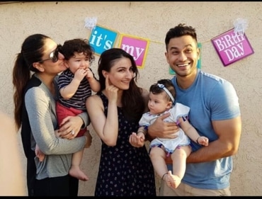 Kareena Kapoor with her sister-in-law Soha Ali Khan and brother-in-law Kunal Kemmu.&nbsp;