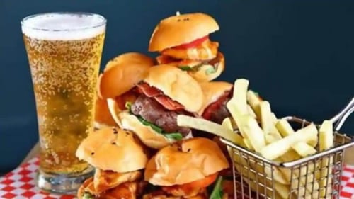 Evening is not a good time to eat junk food (File Photo) Evening is not a good time to eat junk food (File Photo)
