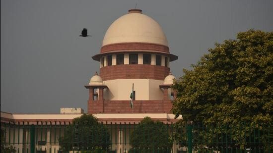A bench of justices KM Joseph and Hrishikesh Roy extended the stay on the dismissal by a week. (HT PHOTO) A bench of justices KM Joseph and Hrishikesh Roy extended the stay on the dismissal by a week. (HT PHOTO)