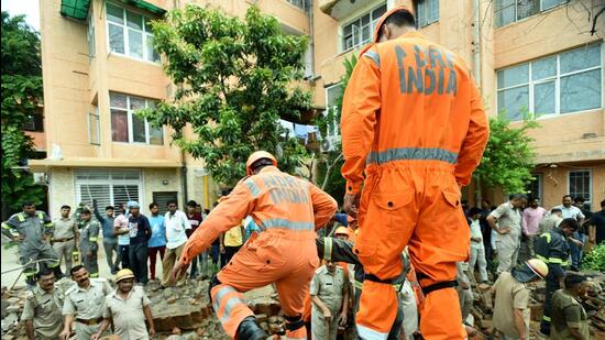 NDRF personnel take part in rescue operations at Sector 21 in Noida on Tuesday. (HSunil Ghosh/ HT)