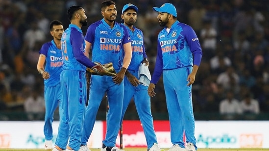 Umesh Yadav celebrates the dismissal of Glenn Maxwell with teammates during the 1st T20I match between India and Australia in Mohali(BCCI Twitter)
