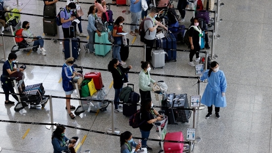 Travellers queue up for shuttle bus to quarantine hotels at the Hong Kong International Airport, amid the coronavirus disease (Covid-19) pandemic, in Hong Kong, China&nbsp;(REUTERS/Tyrone Siu/File Photo)
