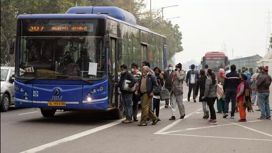 People boarding a Delhi public bus. (ANI) People boarding a Delhi public bus. (ANI)