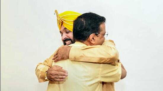 Delhi chief minister Arvind Kejriwal with his Punjab counterpart, Bhagwant Mann. A political controversy has broken out over whether Mann was inebriated to the extent that he was deboarded from a Lufthansa flight on Saturday night. (PTI)