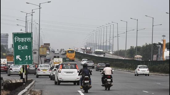 The construction of the eight-lane HHC flyover commenced in November 2014. The Delhi-Jaipur carriageway first opened in March 2017, while the rest of the flyover opened to traffic months later. (Vipin Kumar/HT Photo)