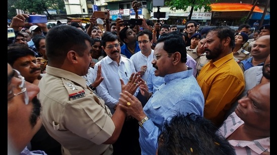Police control the situation after a scuffle broke out between the Shinde and Thackeray factions over a banner at a public library in Thane on Tuesday. (PRAFUL GANGURDE/HT PHOTO)