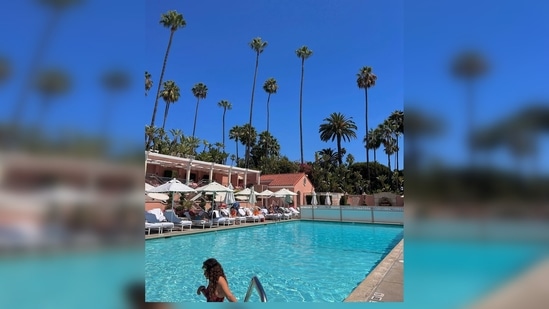 Khushi Kapoor was mesmerised with the sight of the palm trees from the pool of her hotel.(Instagram/@khushi05k)