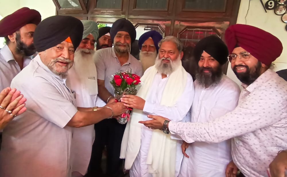 Haryana home and health minister Anil Vij with a delegation of Sikh leaders at his residence on Tuesday. (HT Photo) Haryana home and health minister Anil Vij with a delegation of Sikh leaders at his residence on Tuesday. (HT Photo)
