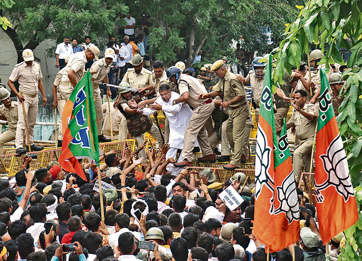 At 11am on Tuesday, BJP workers, led by state party chief Satish Poonia, began a march from the party office to protest against the spread of the disease. (HT_PRINT)