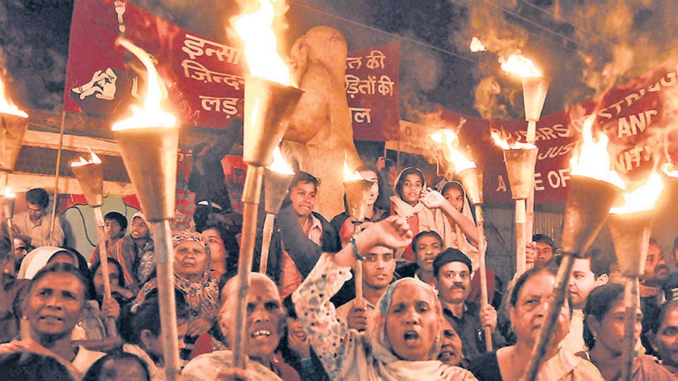 The Supreme Court asked Centre to take a stand on case seeking additional compensation for 1984 Bhopal gas tragedy victims. (HT File) The Supreme Court asked Centre to take a stand on case seeking additional compensation for 1984 Bhopal gas tragedy victims. (HT File)