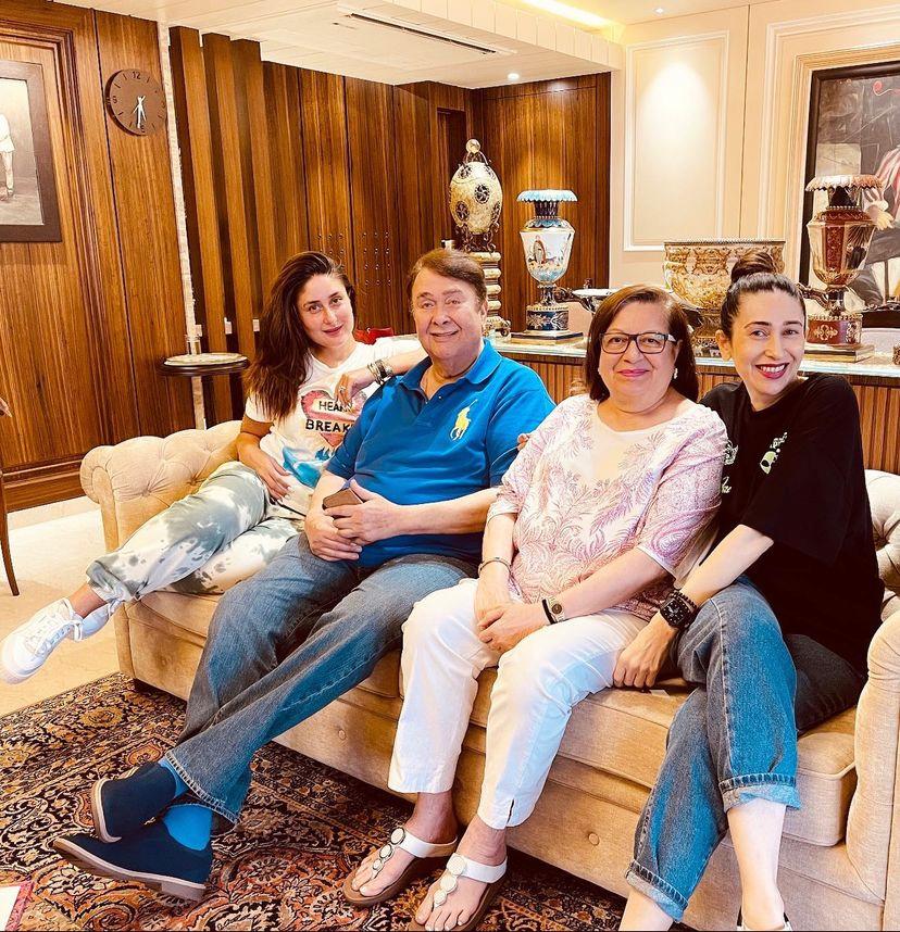 Kareena Kapoor with sister Karisma Kapoor and parents Babita and Randhir.