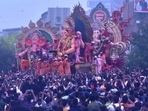 Crowd seen capturing Lalbaugcha Raja Ganesh idol as it was being carried for the immersion.(HT File Photo by Pratik Chorge) Crowd seen capturing Lalbaugcha Raja Ganesh idol as it was being carried for the immersion.(HT File Photo by Pratik Chorge)