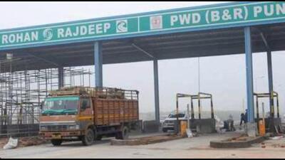 The Punjab government has chargesheeted more than 30 serving and retired superintendents and executive engineers of the PWD for the delay in overlaying of roads being maintained by Rohan Rajdeep Tollways Limited. (HT Photo)