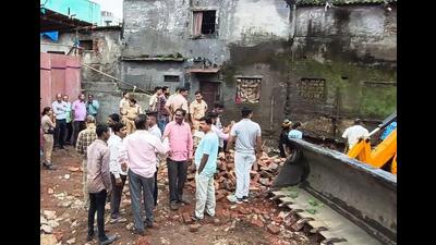 The site where two persons were dead and three others suffered injuries after a wall collapsed on them as they were working on constructing a wall at Central Railway premises in Dombivli on Wednesday. (PRAMOD TAMBE/HT PHOTO) The site where two persons were dead and three others suffered injuries after a wall collapsed on them as they were working on constructing a wall at Central Railway premises in Dombivli on Wednesday. (PRAMOD TAMBE/HT PHOTO)