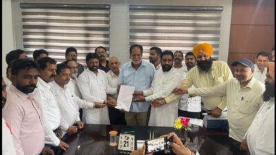 The municipal corporation (MC) employees’ union— Sewermen-Safai Karamchari Sangharsh Committee— submitted a memorandum over age relaxation for regularisation to mayor Balkar Sandhu over the same issue at the MC’s Zone-D office in Ludhiana (HT FILE)