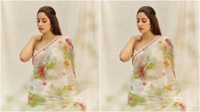 Janhvi opted for minimal makeup to complement her attire. In nude eyeshadow, mascara-laden eyelashes, drawn eyebrows, contoured cheeks and a shade of nude lipstick, Janhvi aced the look. (Instagram/@janhvikapoor)