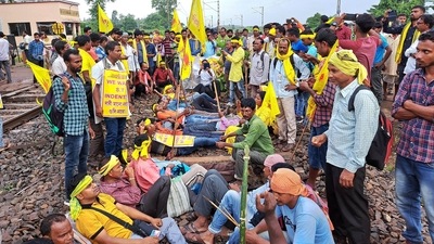 Agitators from the Kurmi community block railway tracks to press for their demand for Scheduled Tribe (ST) status, in West Bengal on Wedneday, Sept. 21, 2022. (PTI) Agitators from the Kurmi community block railway tracks to press for their demand for Scheduled Tribe (ST) status, in West Bengal on Wedneday, Sept. 21, 2022. (PTI)