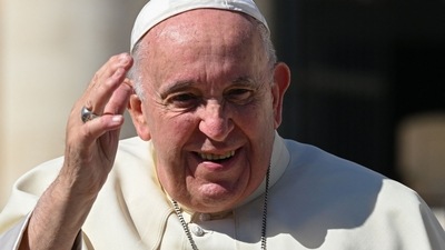Russia-Ukraine War: Pope Francis waves towards attendees. (AFP)