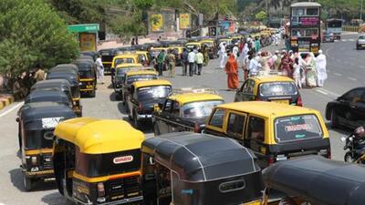 The union has demanded a revision of the minimum taxi fare from ₹25 to ₹35 for 1.5km. (Hindustan Times) The union has demanded a revision of the minimum taxi fare from ₹25 to ₹35 for 1.5km. (Hindustan Times)