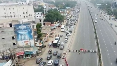 Commuters stuck for hours between Manesar and Gurugram, cops issue advisory (ANI)