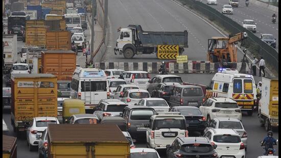 A view of the traffic congestion on the Jaipur-Delhi carriageway on Delhi-Gurgaon Expressway following the closure of one carriageway at Hero Honda Chowk flyover in Gurugram. (Vipin Kumar/HT Photo) A view of the traffic congestion on the Jaipur-Delhi carriageway on Delhi-Gurgaon Expressway following the closure of one carriageway at Hero Honda Chowk flyover in Gurugram. (Vipin Kumar/HT Photo)