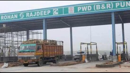 The Punjab government has chargesheeted more than 30 serving and retired superintendents and executive engineers of the PWD for the delay in overlaying of roads being maintained by Rohan Rajdeep Tollways Limited. (HT Photo)